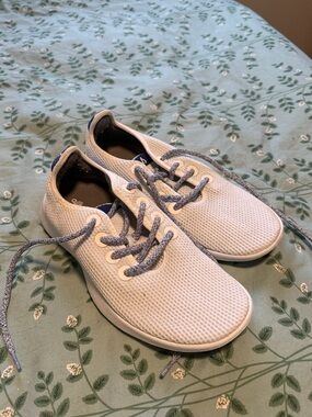 Light blue and white women’s tree runner allbirds sneakers size 9